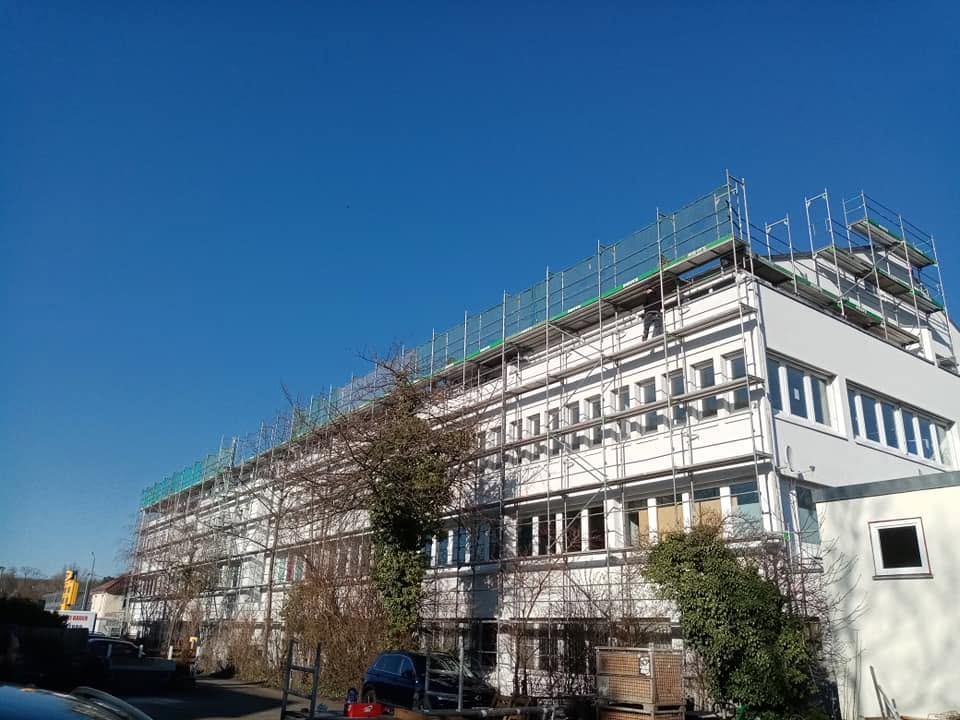 Fassadengerüst an einem großen Gebäude