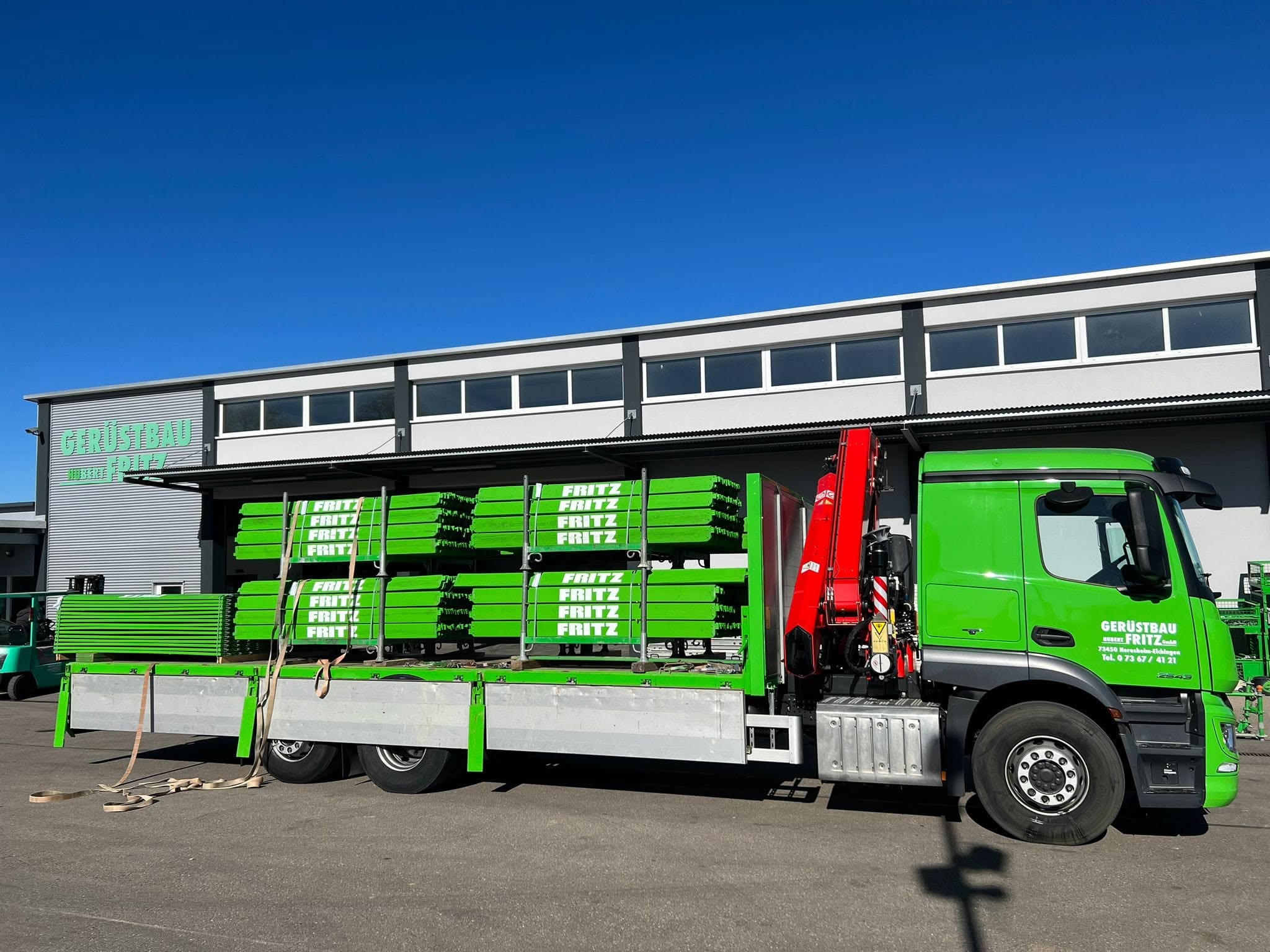Firmen-LKW vor der Halle der Gerüstbau Hubert Fritz GmbH